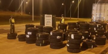 Secuestran millonario cargamento de neumáticos sobre la Ruta Nacional N°14.