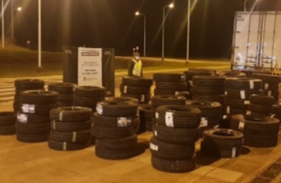 Secuestran millonario cargamento de neumáticos sobre la Ruta Nacional N°14