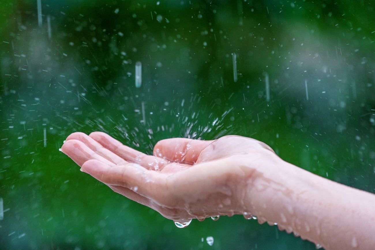 El tiempo que tarda una gota de lluvia en llegar al suelo varía dependiendo de su tamaño y de la altura de la nube de la que cae. Freepik.