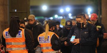 Controles en Constitución con código QR. (Foto: Clarín)