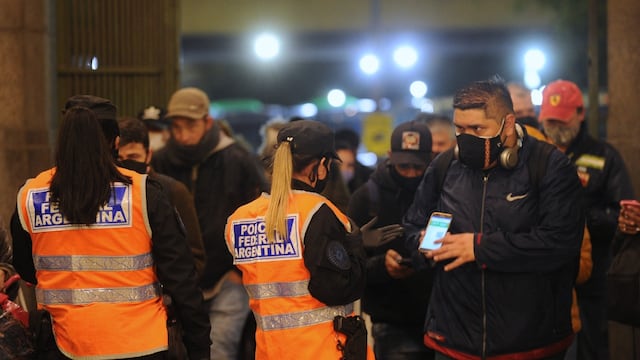 Controles en Constitución con código QR. (Foto: Clarín)