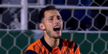 Manuel Roffo, arquero de Instituto, debió ser reemplazado porque en un golpe perdió tres dientes (Captura de tv).