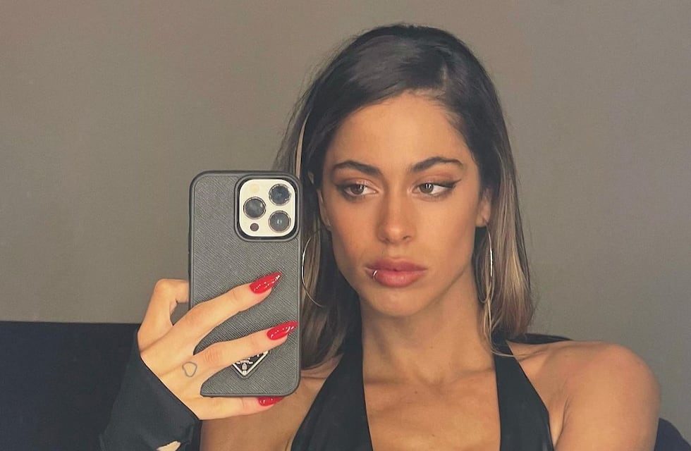 Sexy y a la moda, el vestido de más de 30 mil pesos que lució Tini Stoessel en la tapa de una reconocida revista internacional