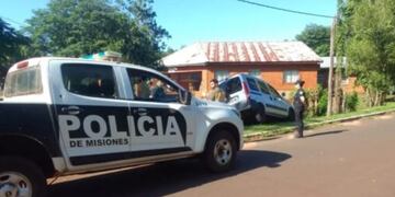 Jardín América: ebrio, manejaba un automóvil prestado y despistó contra el alambrado de una escuela.