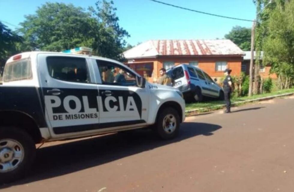 Jardín América: ebrio, manejaba un automóvil prestado y despistó contra el alambrado de una escuela