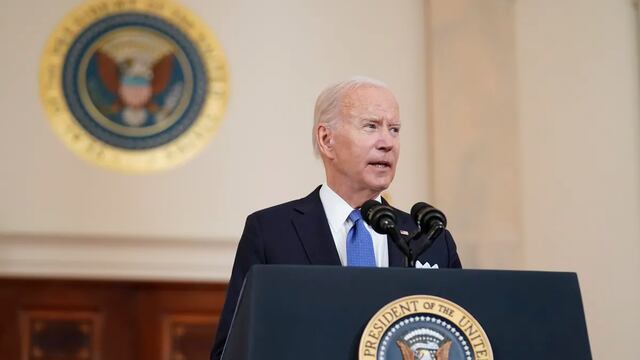 El presidente Joe Biden fue interrumpido e increpado por un padre de una víctima de tiroteo en medio de un acto. Foto: Web.