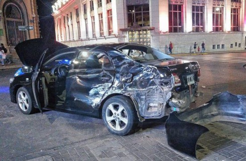 Violento choque en el microcentro de Paraná: colisionaron auto y colectivo