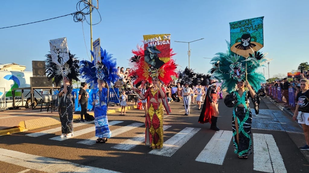 La Estudiantina posadeña 2025 entra en su recta final con las últimas noches de desfile.