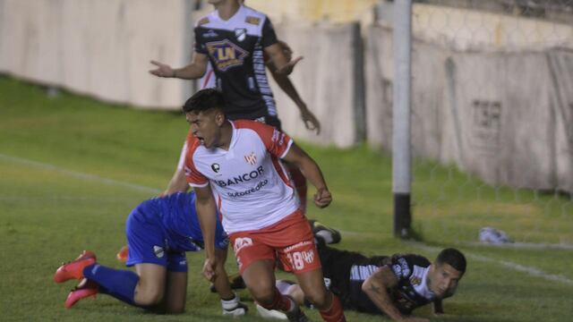 Un gol que valió más que un triunfo. Pino puso el 2 a 2, y a la Gloria en la siguiente fase.