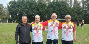 José Nondedeu, Ramon Núñez y Oscar Cruz, medalla de Plata en Fútbol Tenis para mayores de 70 años.