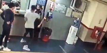 El instante exacto en el que el joven le está por dar la piña al playero. Twitter @CtralDeNoticias. Captura de pantalla.