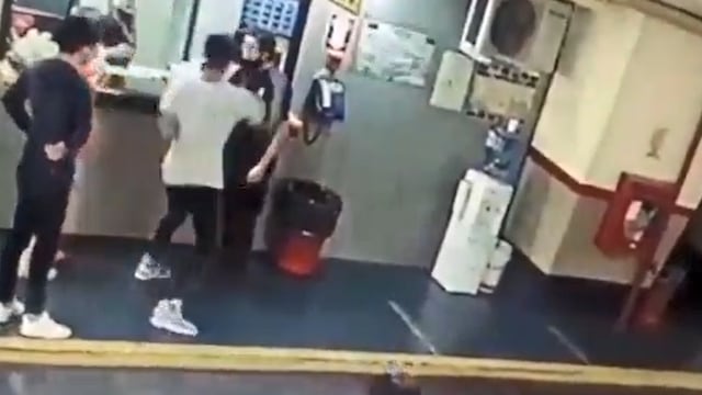 El instante exacto en el que el joven le está por dar la piña al playero. Twitter @CtralDeNoticias. Captura de pantalla.
