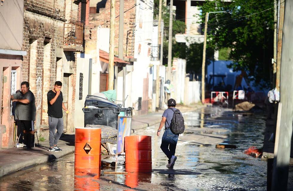Desborde cloacal en Alberdi y Villa Páez: por un video, descubrirían el responsable en romper el caño