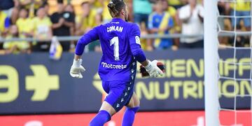 Jeremías Ledesma corrió con un desfibrilador para ayudar a un hincha descompensado. Foto: AFP