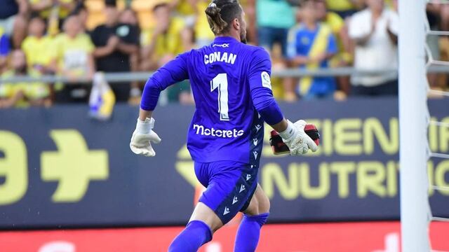 Jeremías Ledesma corrió con un desfibrilador para ayudar a un hincha descompensado. Foto: AFP