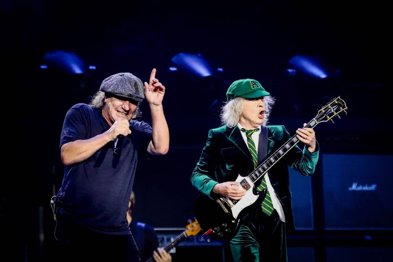 Brian Johnson y Angus Young, cantante y guitarrista de AC/DC. (x @acdc/ @ChristieGoodwin)
