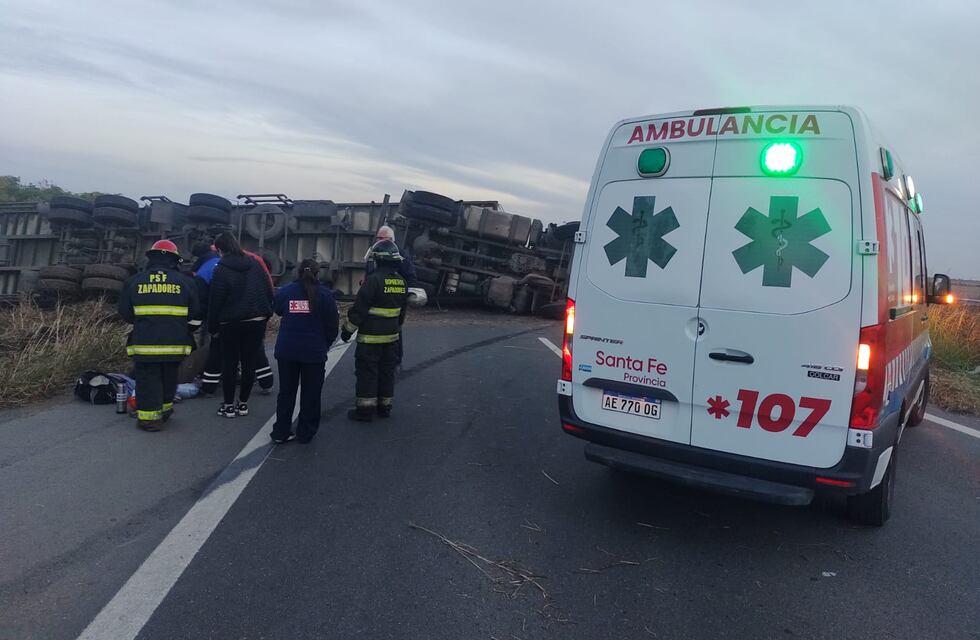 Volcó un camión en la 34 y cortó el tránsito en la Variante