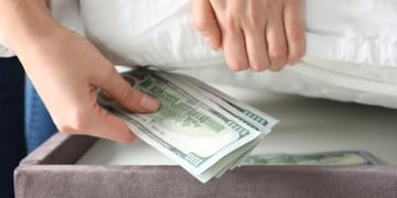 Cuáles son los sitios más inusuales para guardar los dólares en casa.