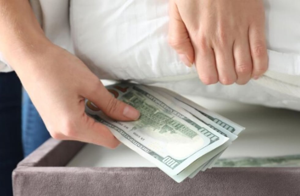 No siempre “Bajo el colchón”: los escondites más inusuales para guardar los dólares en tu casa
