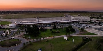 El Aeropuerto Internacional de Rosario Islas Malvinas (AIR) está ubicado sobre el límite con Funes.