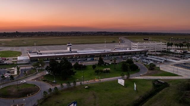 El Aeropuerto Internacional de Rosario Islas Malvinas (AIR) está ubicado sobre el límite con Funes.
