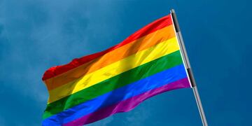 Bandera izada de la comunidad LGBTI+.