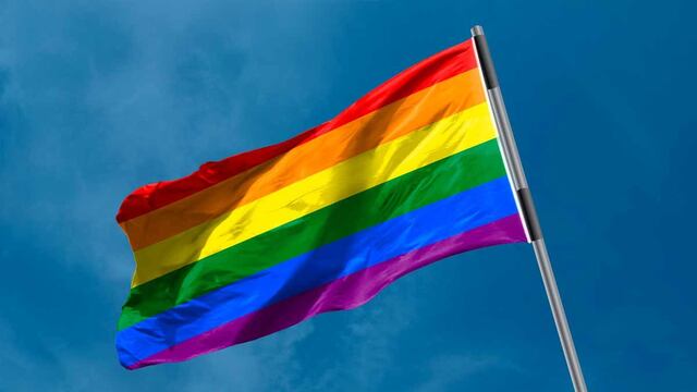 Bandera izada de la comunidad LGBTI+.