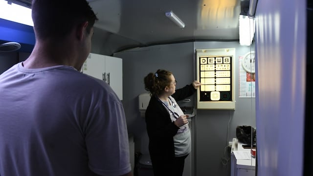 Pruebas oftalmológicas en el ómnibus sanitario