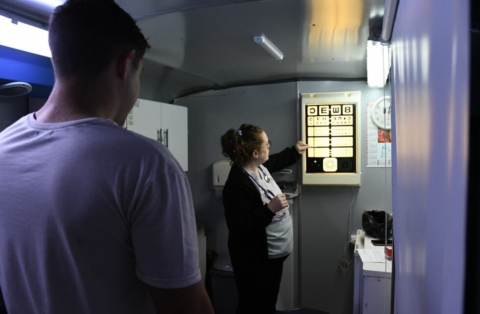 El Ómnibus Sanitario brinda sus servicios en la Plaza 25 de Mayo