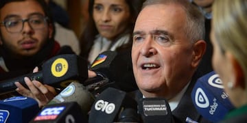 El gobernador de Tucumán expresó su desacuerdo con la decisión presidencial de frenar la mejora de haberes para jubilados y confirmó que los diputados tucumanos votarán en contra del decreto.