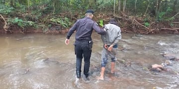 Puerto Rico: intentó escapar por un arroyo tras ser visto merodeando una casa.