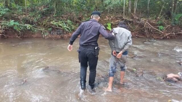 Puerto Rico: intentó escapar por un arroyo tras ser visto merodeando una casa.