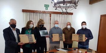 Autoridades de la DGE y de municipios del Este mendocino recibieron alguna de las computadoras portátiles. Gentileza