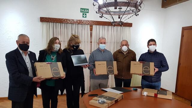 Autoridades de la DGE y de municipios del Este mendocino recibieron alguna de las computadoras portátiles. Gentileza