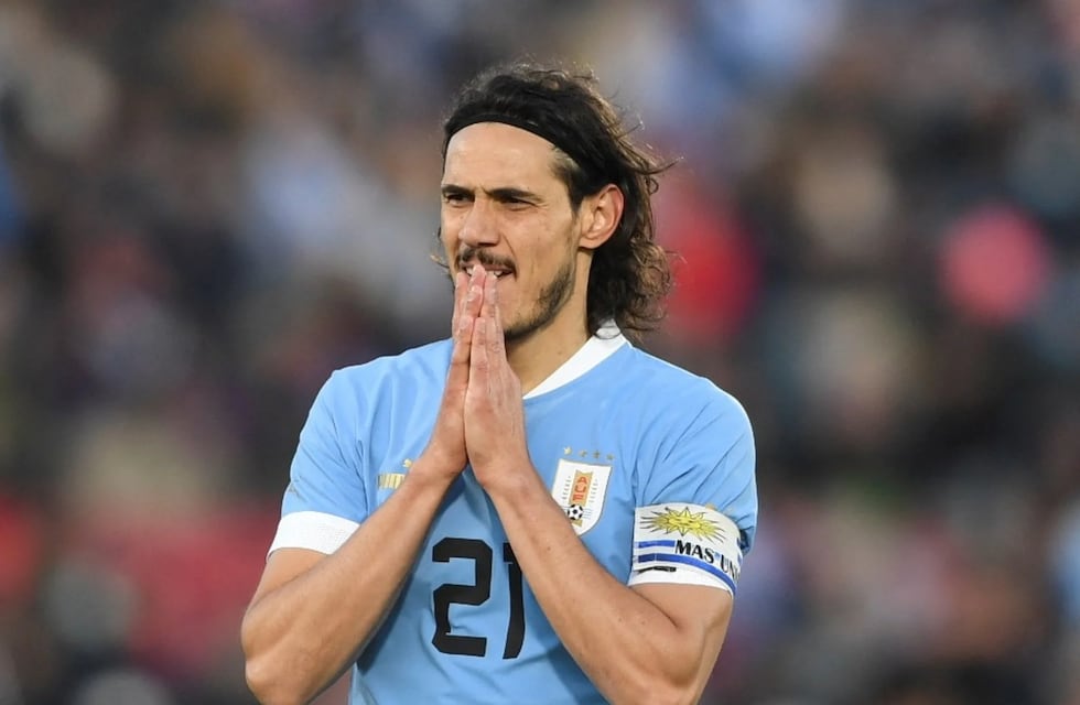 La furia de Edinson Cavani con la cabina del VAR tras la eliminación de Uruguay