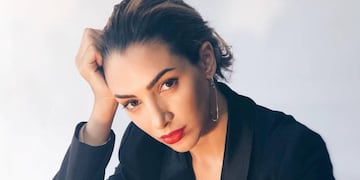 Thelma Fardín se adelantó al verano y posó con una microbikini batik en amarrilo y naranja
