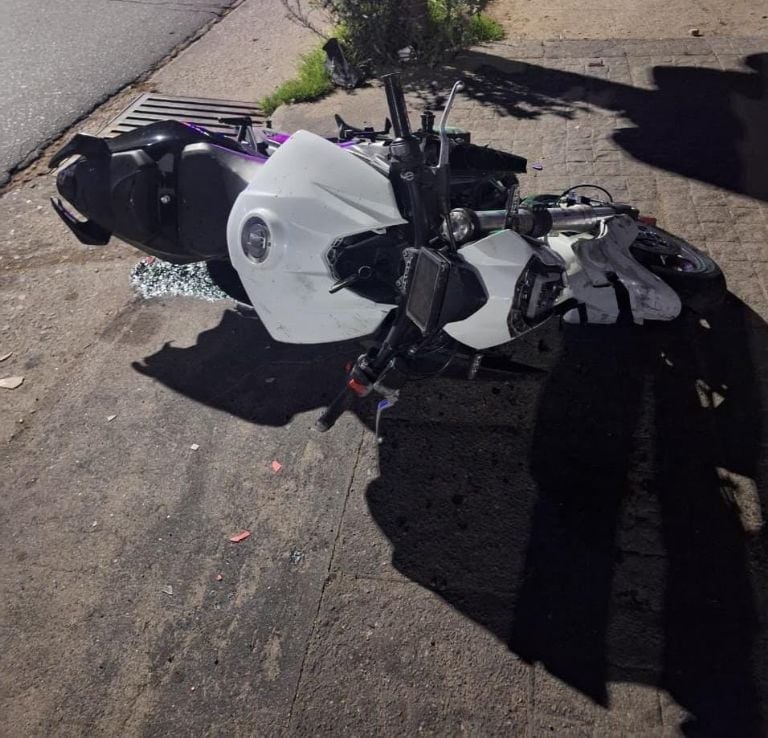 Motociclista sufrió múltiples fracturas tras un violento choque en avenida Cárcano. Gentileza: Diario de Carlos Paz