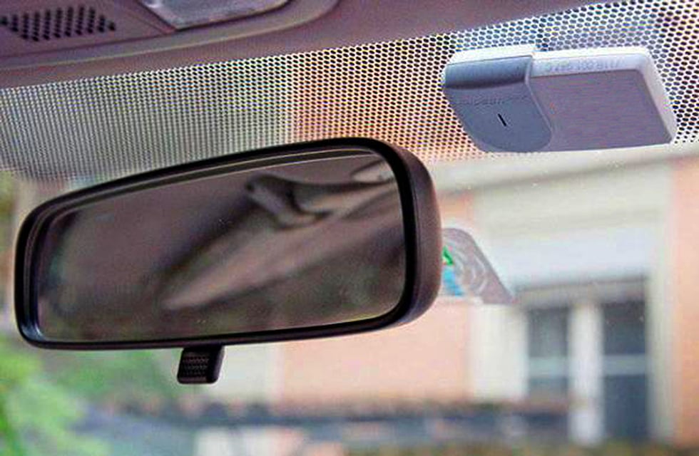 Para qué sirven los puntos negros del parabrisas del auto: 3 funciones clave