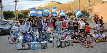 Con el lema "Dios" en honor a Maradona, "La Batucada Comodorense" se prepara para los carnavales.
