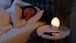 Qué indica la psicología sobre dormir con la luz encendida.