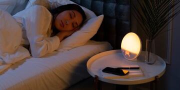 Qué indica la psicología sobre dormir con la luz encendida.
