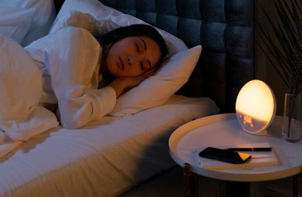 Por qué la gente duerme con la luz encendida, según la psicología