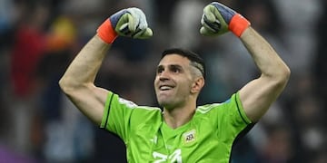Emiliano "Dibu" Martínez tuvo un nuevo homenaje: un artista de Comodoro lo retrató en un billete y emocionó a los hinchas.