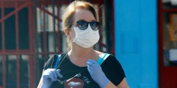 Persona con barbijos. Web.