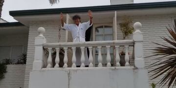 Jiménez tuvo que salir al balcón de su casa para saludar a quienes se acercaron a cantarle el "feliz cumpleaños".