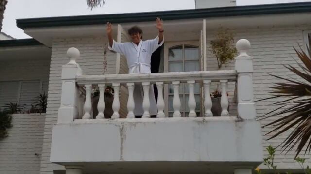 Jiménez tuvo que salir al balcón de su casa para saludar a quienes se acercaron a cantarle el "feliz cumpleaños".