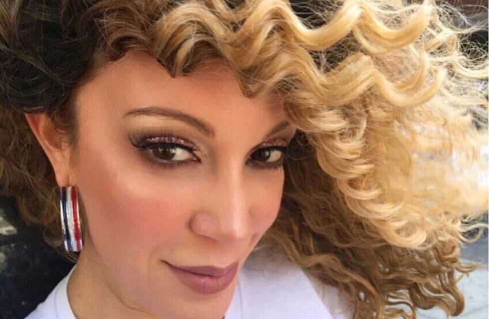 Miriam Lanzoni se animó a posar con un vestido negro largo, que dejó al descubierto parte de su espalda y una de sus piernas