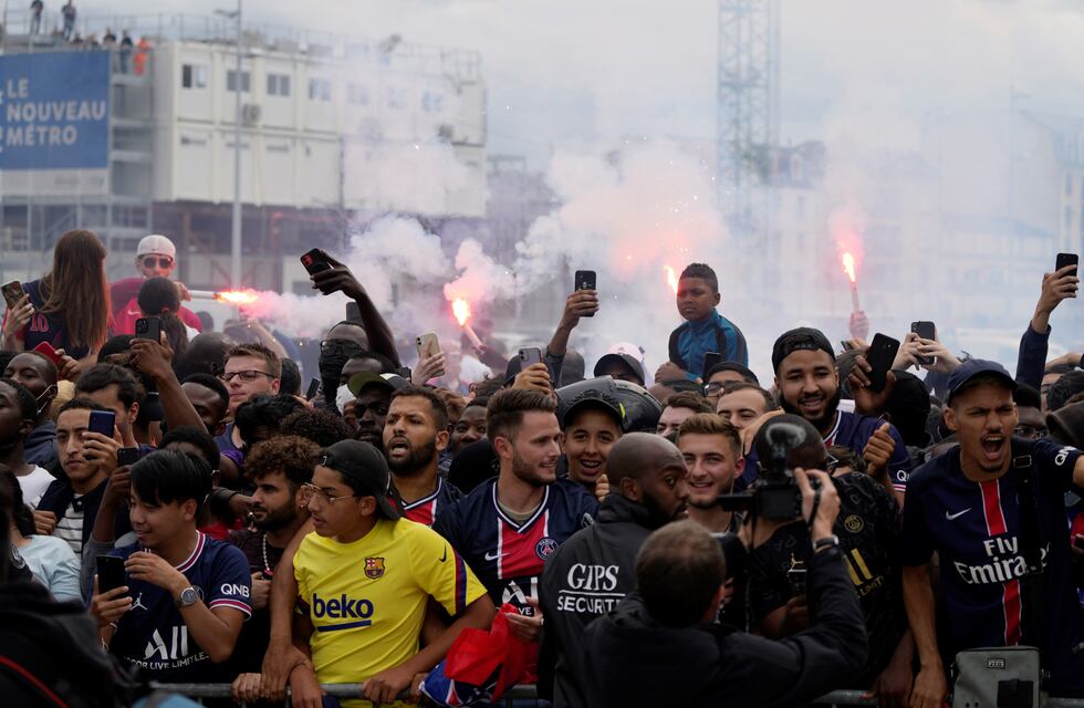 Las mejores fotos de la histórica llegada de Lionel Messi a París