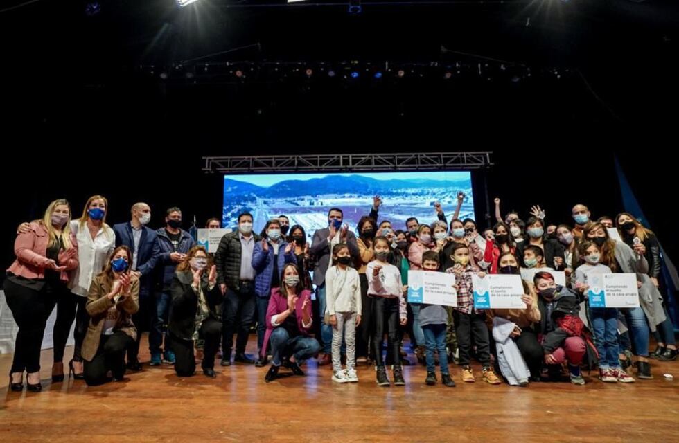 50 familias de la ciudad de Ushuaia recibieron las llaves de viviendas y créditos para la construcción