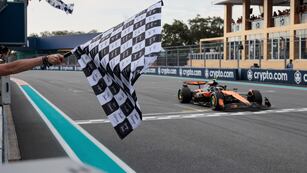 Oscar Piastri, piloto australiano de McLaren, cruza la meta para ganar el Gran Premio de Fórmula 1 de Miami, el domingo 4 de mayo de 2025, en Miami Gardens. Florida. (Shawn Thew/Pool Photo vía AP)
